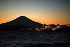 漁港の灯りと富士の影