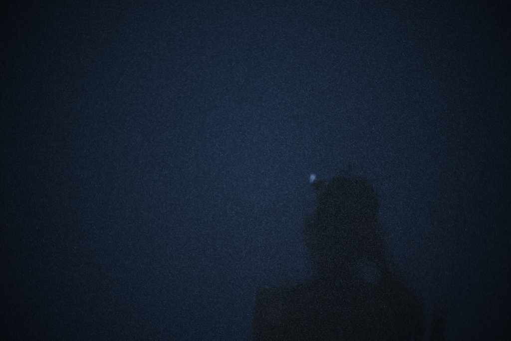 水面に写るHITO