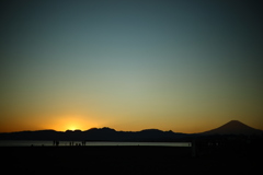 二子山に沈んだ。