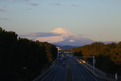 朝焼けの後ろで