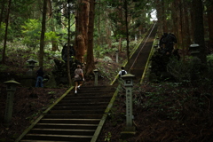奥の院への階段を