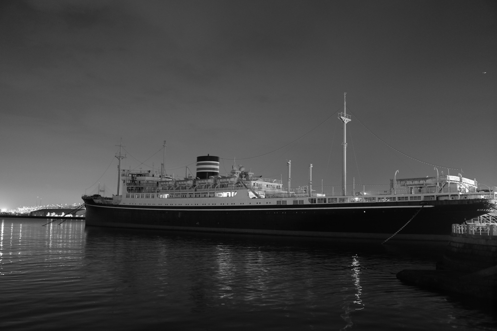 闇に映える船体に思ふ。