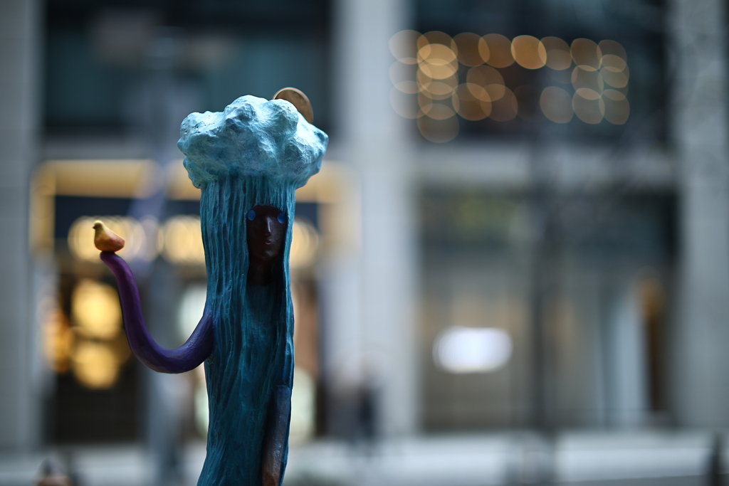 右手をご覧ください。