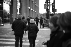 ニット、ジャケット、組んだ腕