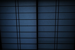 障子紙を張りながら