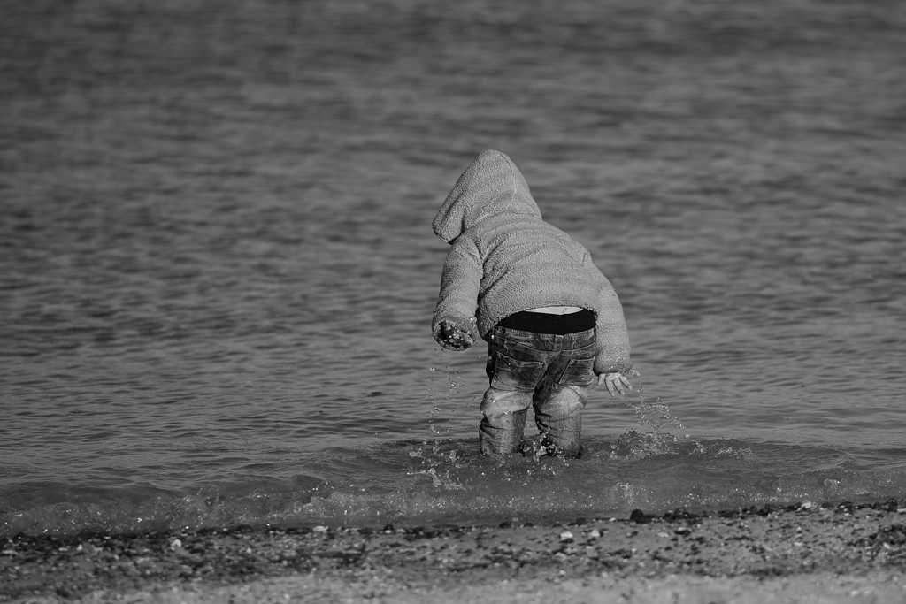 海の子、海へ。