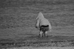 海の子、海へ。