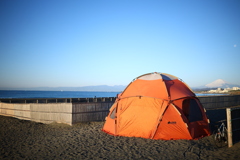 テントを張った朝