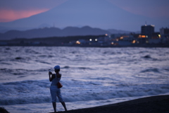 夏の海を切り撮る人