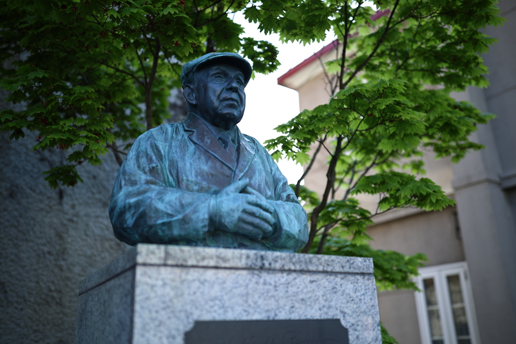 カールレイモン氏の胸像