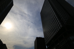 丸ビルを見上げ