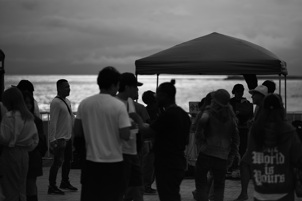 海が光っていた