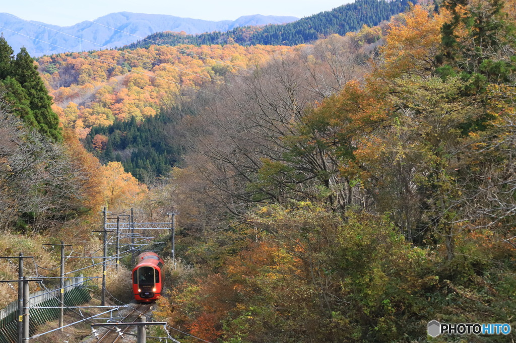 山あいを走る