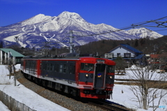 名峰をバックに