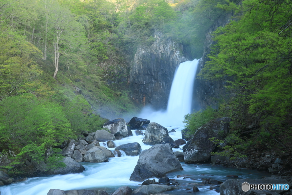 新緑の苗名滝