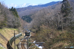 山あいを走る