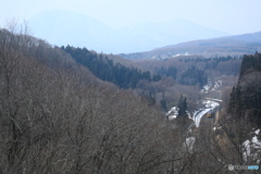 山あいを走る