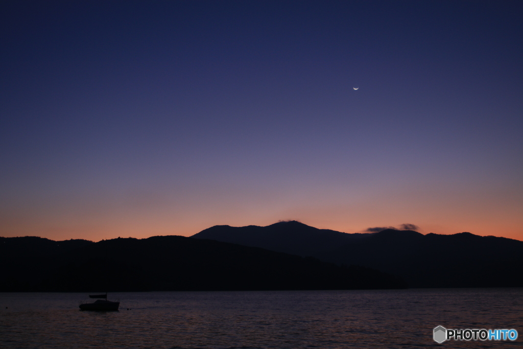 夜明けの月