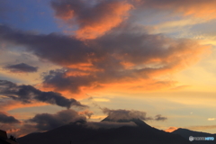 染まる妙高山