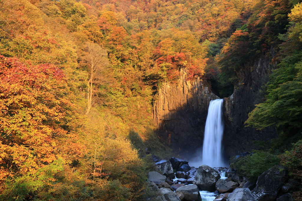 苗名滝　紅葉　日本の風景