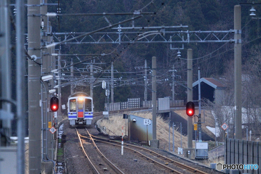 頚城駅に入線