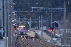 頚城駅に入線