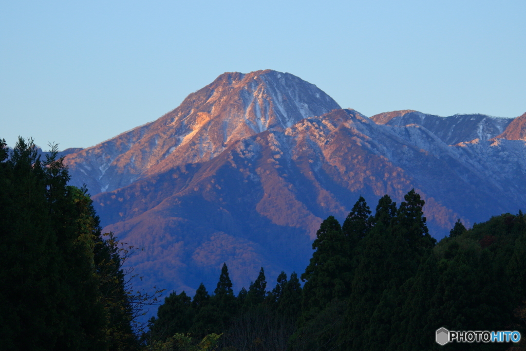 名峰の夜明け