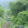 山間を走る