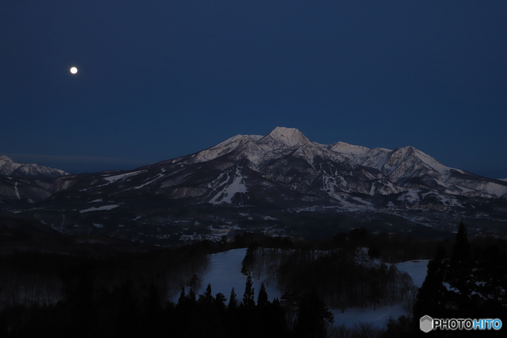 満月と名峰妙高山