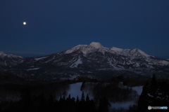 満月と名峰妙高山