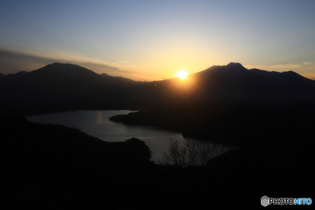 名峰に沈む太陽