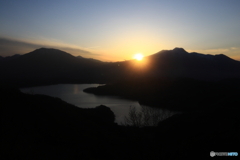 名峰に沈む太陽