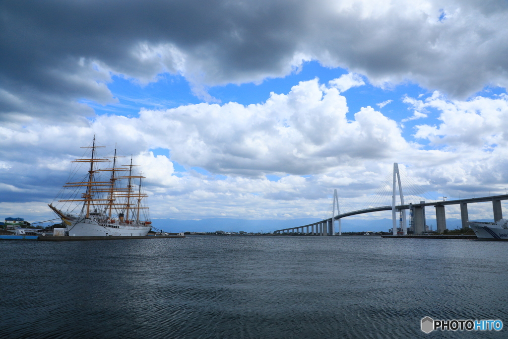 海王丸と新湊大橋