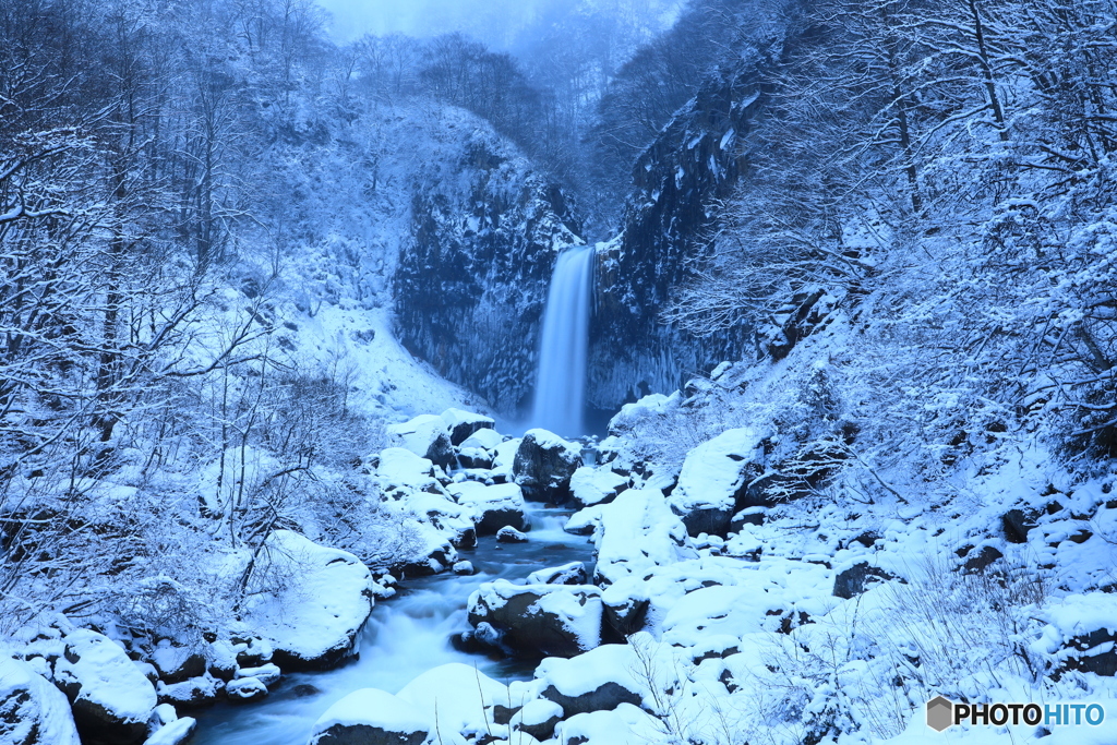 早朝の苗名滝
