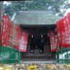 雨、神社にて