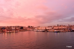 ピンク色に染まった港