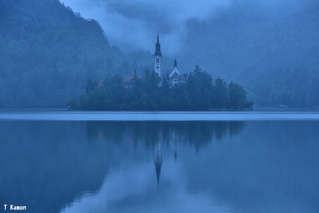 霧のブレッド湖に浮かぶ聖マリア教会