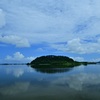 大きな池にある島