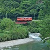 山間を走る赤い気動車②
