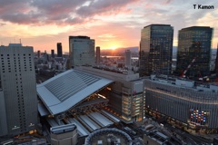 大阪駅と夕陽