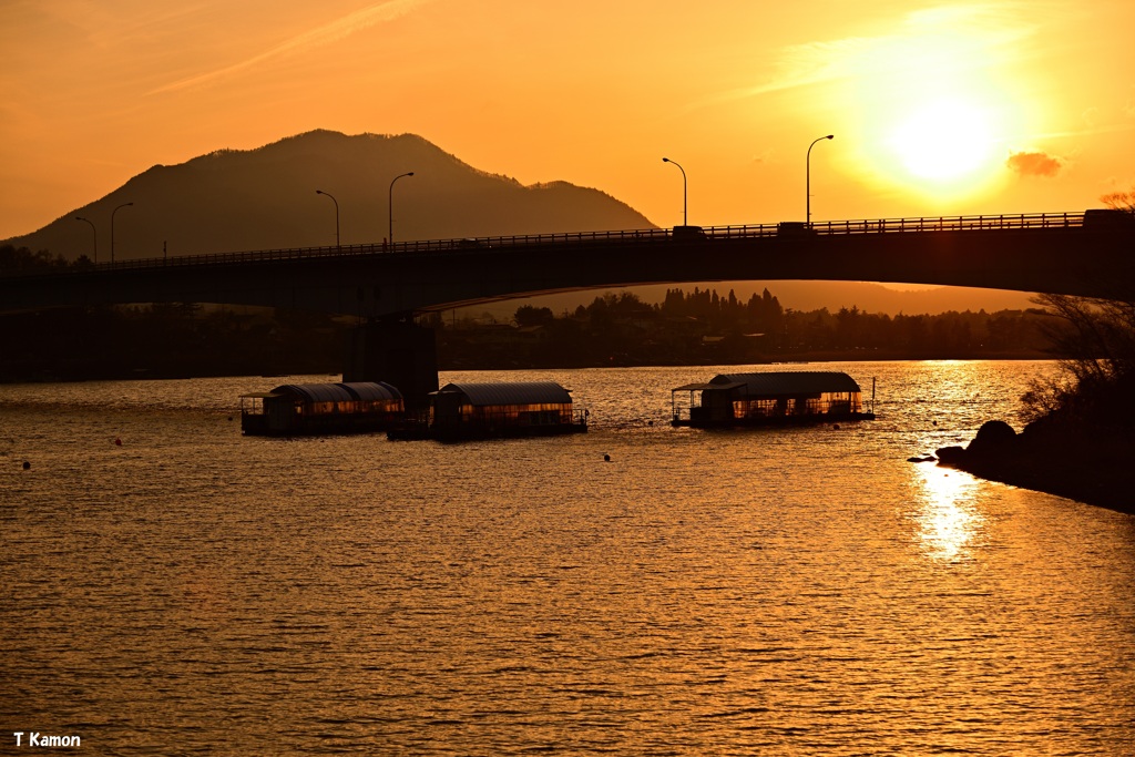 大橋に落ちる夕陽