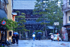 山門に雪