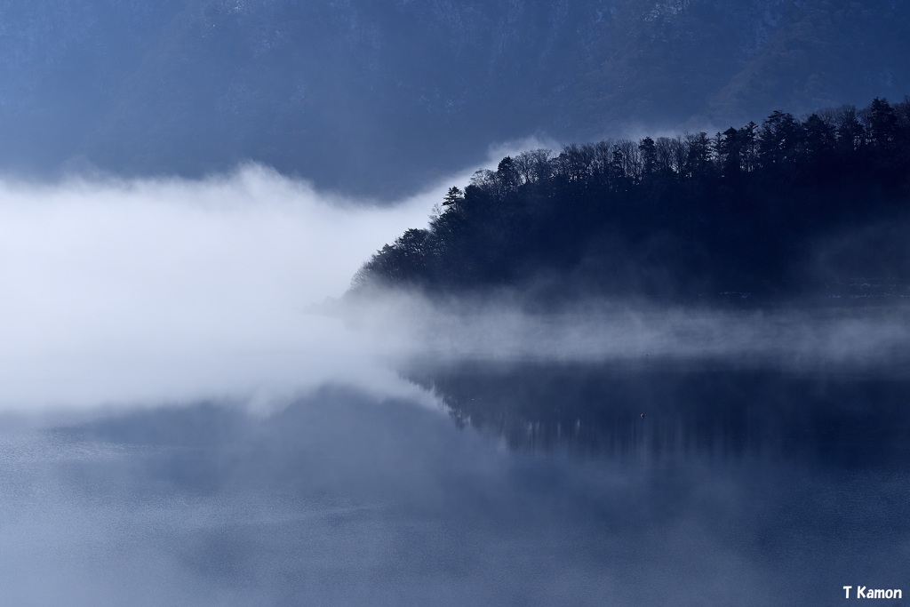 霧の本栖湖