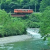 山間を走る赤い気動車①