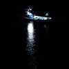 暗闇の中の漁船