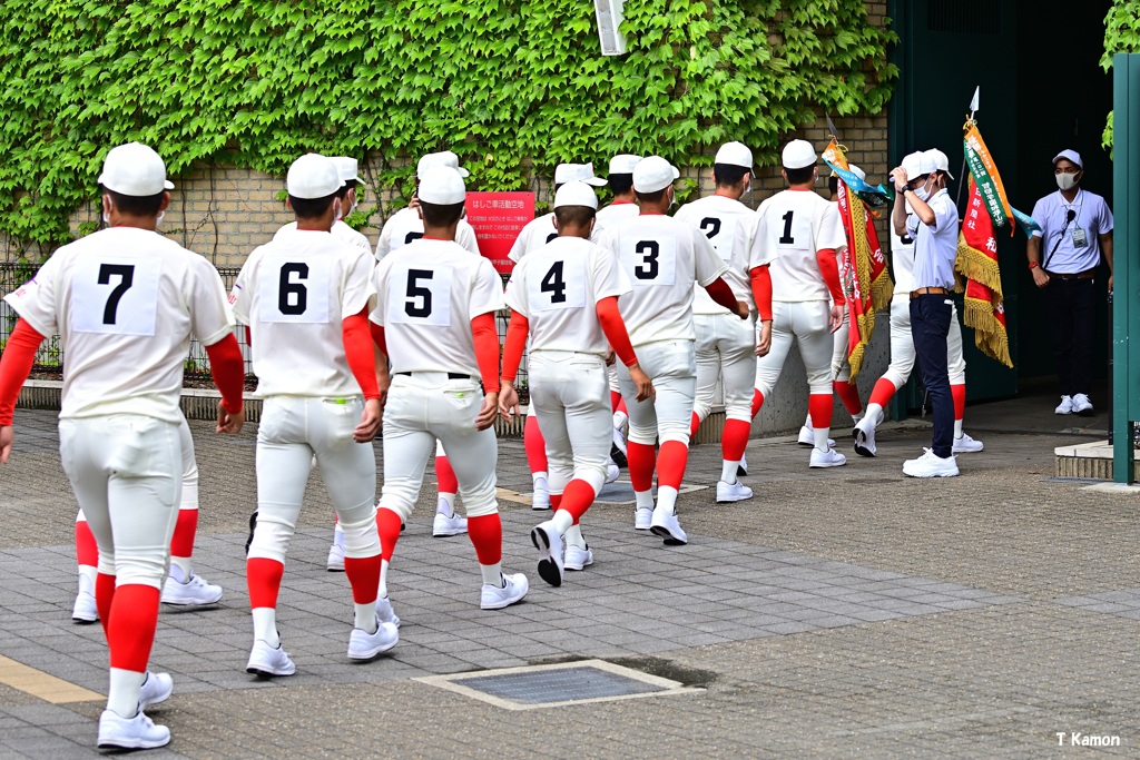 同じユニホームの2チームが深紅の大優勝旗を目指して