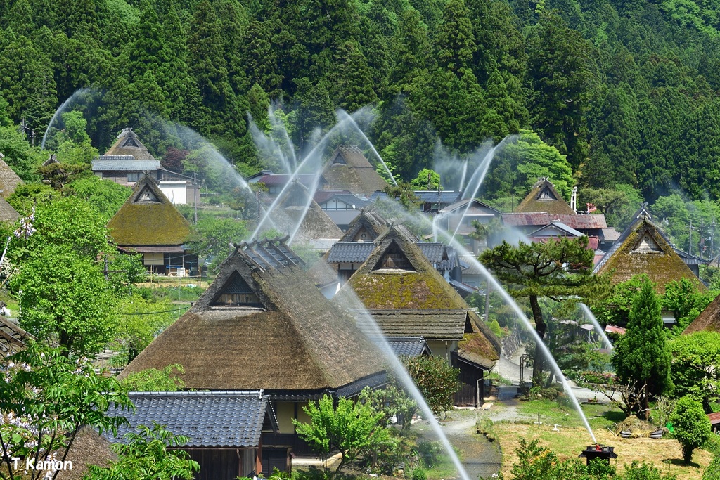 かやぶきの里一斉放水