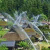 かやぶきの里一斉放水