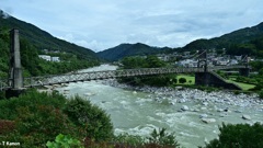 木曽川に架かる木製つり橋