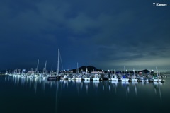 夜のヨットハーバー
